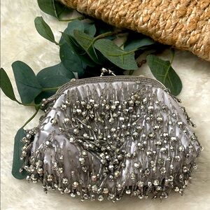 Elegant Silver Beaded Clutch with Kiss-Lock Closure